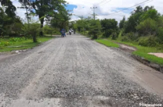 Titik kerusakan jalan di dekat penurunan jembatan muaro Pariaman yang sudah ditimbun dengan timbunan kelas A.(Trisnaldi).