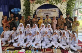 Bupati kabupaten Limapuluh Kota H. Safni ketika menghadiri acara perpisahan siswa kelas XII SMA Negeri 1 Akabiluru dan perpisahan angkatan pertama SMK Kesehatan Negeri Akabiluru Tahun Pelajaran 2024/2025, di halaman sekolah masing-masing, Sabtu 3 Mei 2025