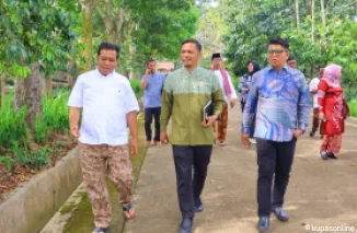 Ketua komisi C DPRD kota Payakumbuh, Fitrayanto didampingi anggota Mardion Fernandes dan Kadis PUPR Muslim menunjau pengelolaan sampah, Jumat 2 Mei 2025.