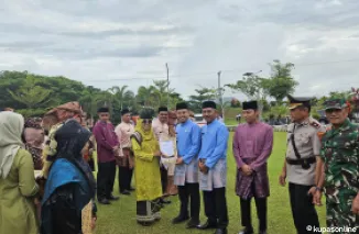 Wakil bupati Limapuluh Kota Ahlul Badrito Resha menyerahkan penghargaan kepada salah seorang guru di Hardiknas, Jumat 2 Mei 2025.