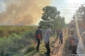 Personel Polsek Indralaya dan BPBD Laksanakan Mitigasi dan Upaya Pemadaman Lahan Gambut Terbakar
