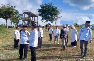 Wawako H. Suryadi Nurdal (2 kiri berkopiah) berbincang dengan Pejabat Pemko Solok, saat melakukan peninjauan Lapangan ke Obyek Wisata Puncak Bidadari Payo.