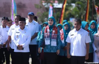 Wawako H. Suryadi Nurdal (kiri) menyambut kedatangan Tim Penilai Lapangan Lomba Kelompok Dasa Wisma Berprestasi Tingkat Sumbar Tahun 2025.