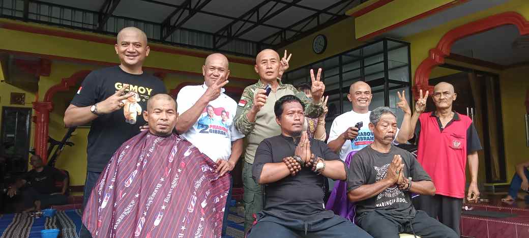 Foto Capt Adib Zamhari Bersama Relawan Potong Gundul, Wujud Syukur Kemenangan Prabowo-Gibran 1 Putaran