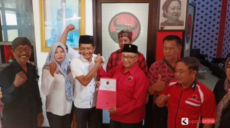 Dwi Handoko Kades Serang bersalaman dengan Ketua DPD PDIP Kab Blitar Riyanto saat daftar Cawabup Blitar