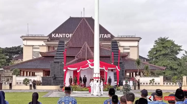 Bupati Blitar Hj. Rini Syarifah pimpin upacara Harkitnas ke 116 di halaman Pemkab