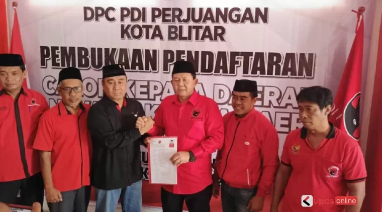 Bambang Rianto Bacalon Wali Kota Blitar dari PDIP (baju merah) bersama Ketua Bapilu DPC PDIP Kota Blitar