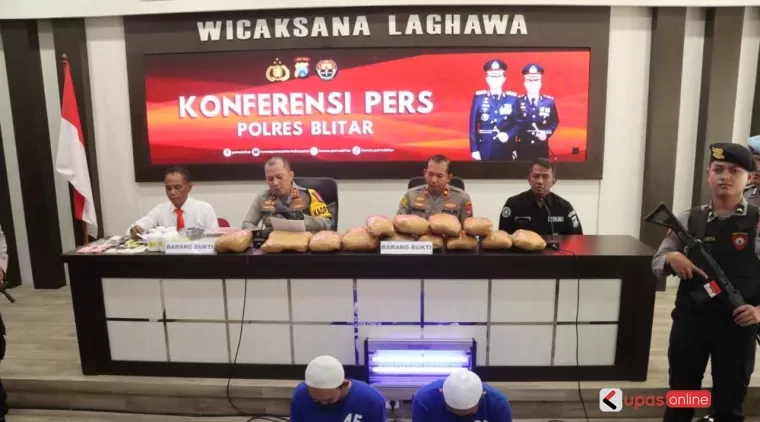 Polres Blitar gelar konferensi Pers ungkap penangkapan dua orang beserta belasan kg ganja