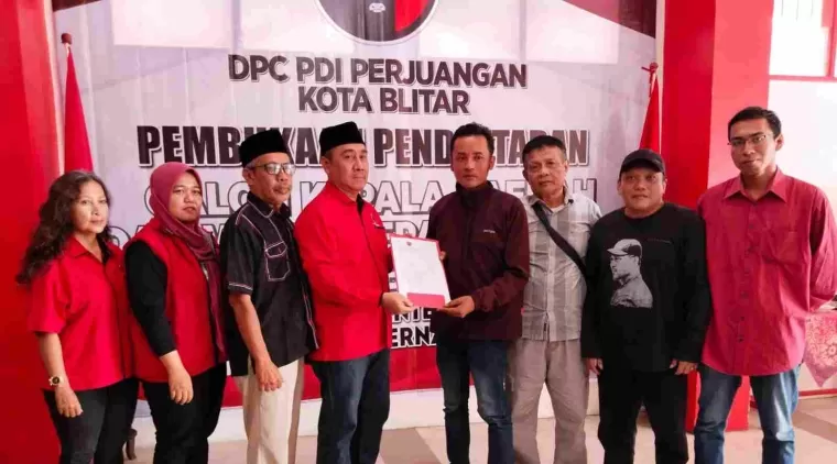 Koordinator relawan Joko Agus Prasetyo ambilkan formulir pendaftaran Bacalon Pilwali Kota Blitar M. Trijanto