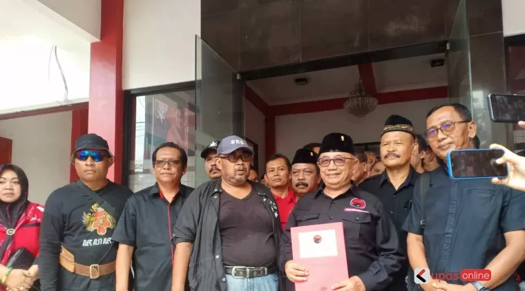 Mantan Bupati Rijanto lihatkan formulir pendaftaran bersama relawan dan pengurus DPC PDIP