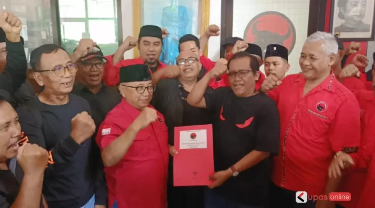 Rijanto ketua DPC PDIP Kab Blitar diapit relawan, Kader dan simpatisan kembalikan berkas formulir pendaftaran