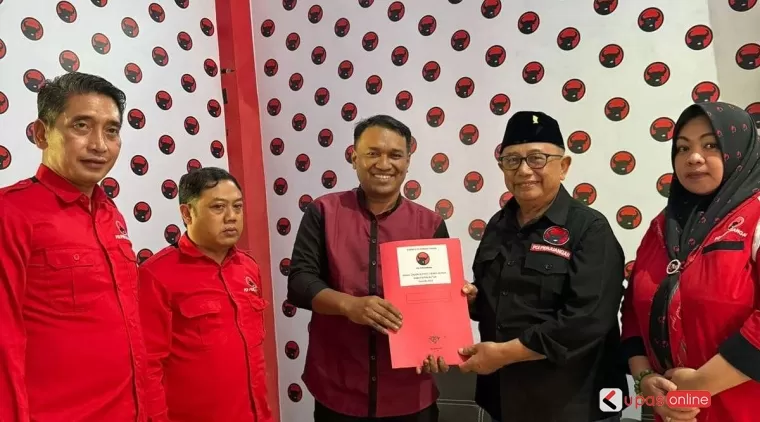 Sahabat Hengky Kurniawan saat kembalikan formulir pendaftaran di terima oleh ketua DPC PDIP Kab Blitar Rijanto