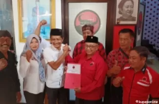 Dwi Handoko Kades Serang bersalaman dengan Ketua DPD PDIP Kab Blitar Riyanto saat daftar Cawabup Blitar