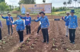 Bupati Blitar bersama dinas terkait saat penanaman tembakau 2024 di Desa Bendosari Kec Kademangan