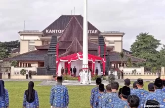 Bupati Blitar Hj. Rini Syarifah pimpin upacara Harkitnas ke 116 di halaman Pemkab