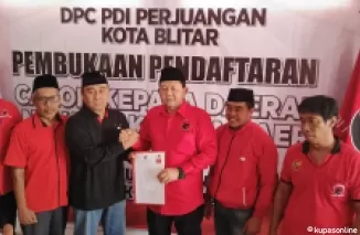 Bambang Rianto Bacalon Wali Kota Blitar dari PDIP (baju merah) bersama Ketua Bapilu DPC PDIP Kota Blitar