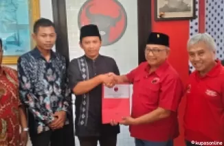 Ketum Sehati Anwar Nuris berjabat tangan dengan Ketua DPC PDIP Kab Blitar Rijanto.