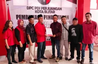 Koordinator relawan Joko Agus Prasetyo ambilkan formulir pendaftaran Bacalon Pilwali Kota Blitar M. Trijanto