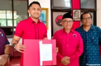 Hengky Kurniawan (tengah) bersama pengurus dan kader PDI-P Kab Blitar