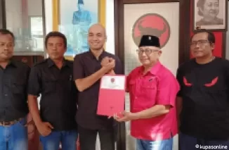 Yosi Tutut Gunawan kembalikan formulir pendaftaran Cabup diterima oleh Ketua dan Sekretaris DPC PDIP Kab Blitar