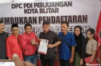 M. Triyanto saat pengembalian berkas pendaftaran Bacawali di DPC PDIP Kota Blitar