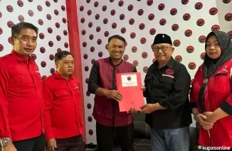 Sahabat Hengky Kurniawan saat kembalikan formulir pendaftaran di terima oleh ketua DPC PDIP Kab Blitar Rijanto