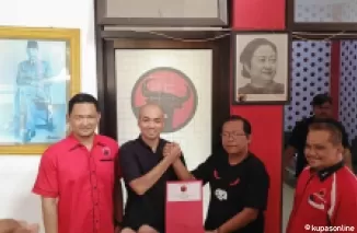 Yosi Tutut Gunawan bersama sekretaris DPC PDIP Kab Blitar Supriadi saat pengambilan formulir pendaftaran Cabup