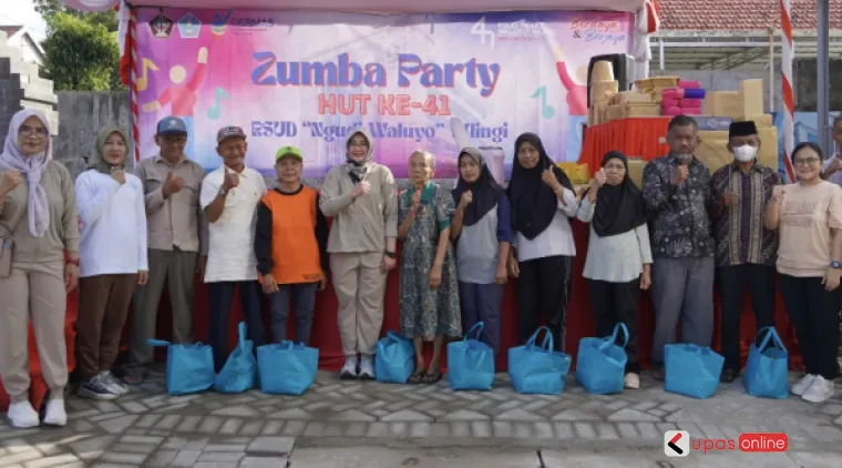 dr. Tri Wahyuning Rahmawati, MMRS, selaku Koordinator Cabang Olahraga Senam sekaligus Plt. Wadir Umum dan keuangan foto bersama peserta senam dan masyarakat usai senam zumba memperingati HUT RSUD Ngudi Waluyo Wlingi ke 41
