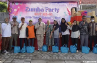 dr. Tri Wahyuning Rahmawati, MMRS, selaku Koordinator Cabang Olahraga Senam sekaligus Plt. Wadir Umum dan keuangan foto bersama peserta senam dan masyarakat usai senam zumba memperingati HUT RSUD Ngudi Waluyo Wlingi ke 41