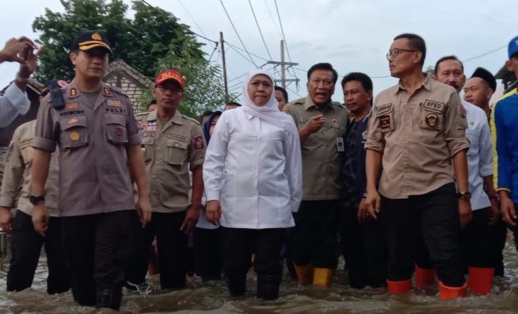Kapolres Gresik Dampingi Gubernur Jatim Tinjau Banjir Di Cerme