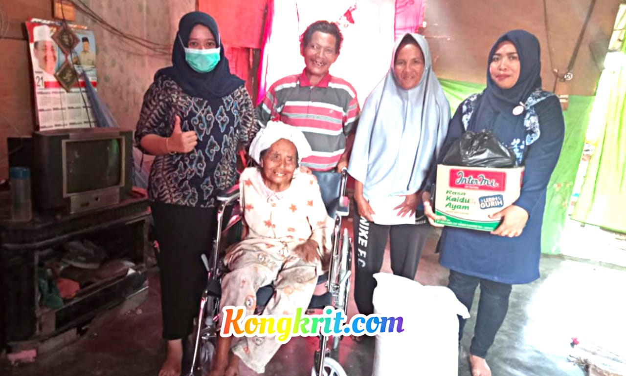 Peduli Sesama, dr. Indah Maharani Hasibuan Kunjungi Nek Sartini dan Berikan Kursi Roda dan Sembako