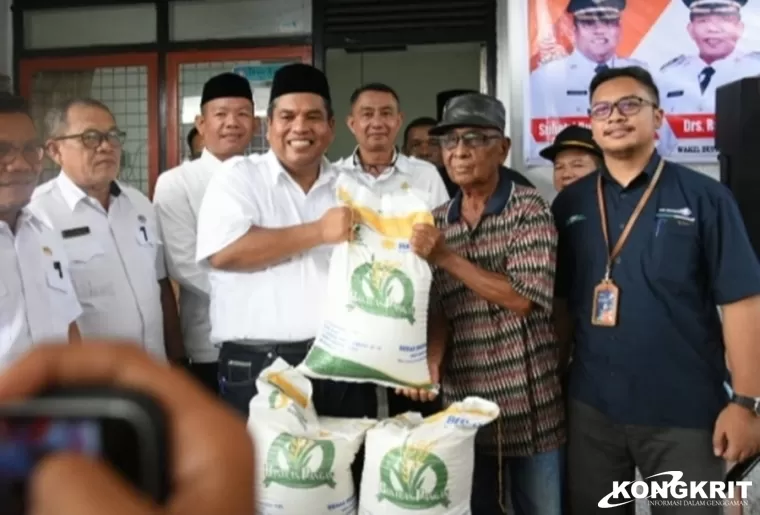Bupati Suhatri Bur Berbagi Beras kepada Ribuan Keluarga di Padang Pariaman