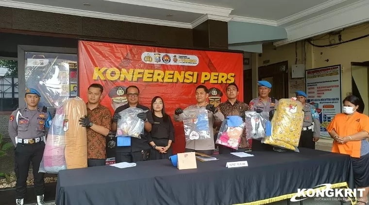 Kapolres Tulungagung didampingi Kasat Reskrim, Kasi Humas, Kanit PPA dan Kasi Propam tunjukkan BB saat press rilis di depan Mapolres setempat