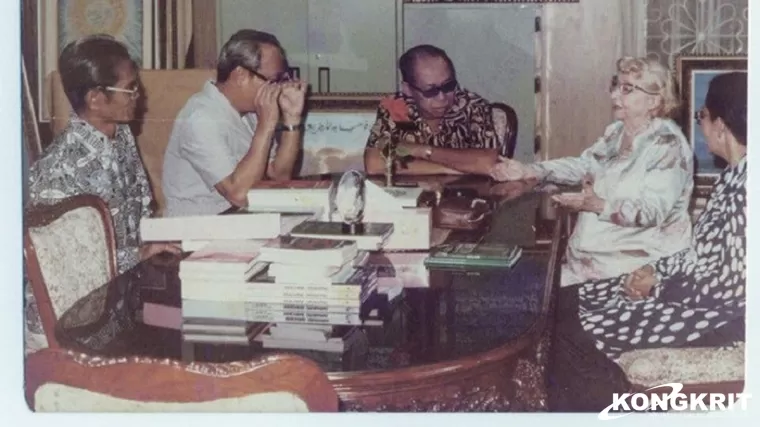 Kisah Cinta K'tut Tantri Untuk Indonesia, Gadis Berdarah Viking, Menantang Belanda dengan Siaran Radio. (Foto : Dok. Istimewa)