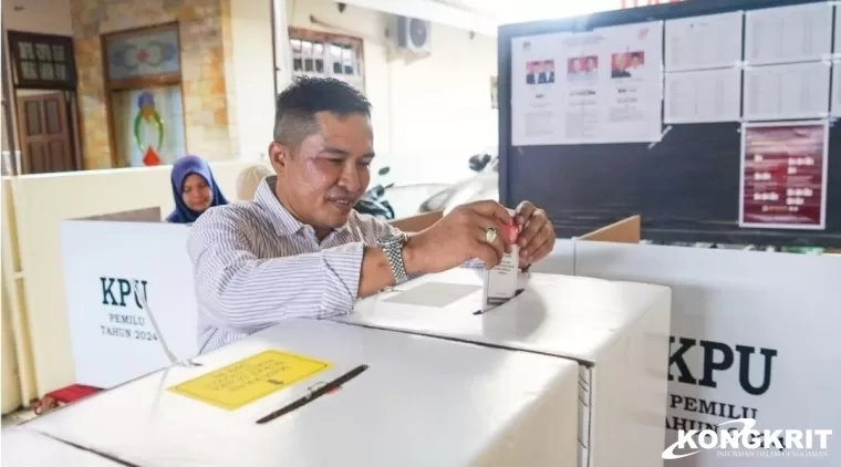 Lakukan Pencoblosan di TPS 10 Kelurahan Olo, Wakil Wali Kota Padang Sampaikan Harapannya