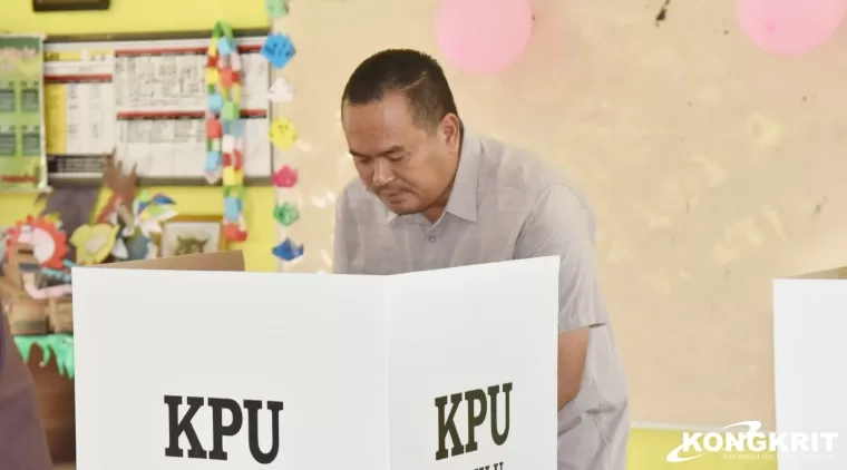 Mencoblos di TPS I Desa Kampung Baru, Partisipasi Yota Balad dan Keluarga dalam Pemilu 2024 di Kota Pariaman