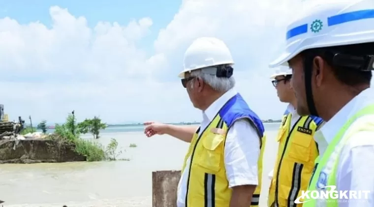 Menteri Basuki tinjau tanggul Sungai Wulan yang jebol, Senin (12/2/2024).