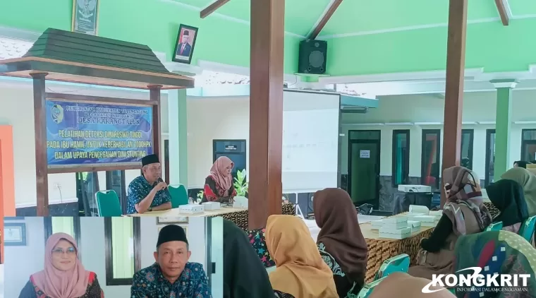 Pemdes Karangtalun menggelar sosialisasi deteksi dini resiko tinggi ibu hamil di balai desa setempat. (Insert : Bidan Pelaksana Puskesmas Kalidawir dan Kades Karangtalun)