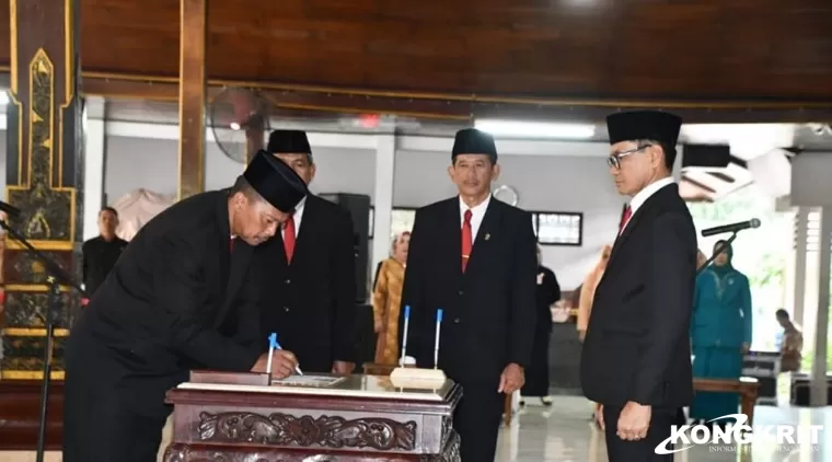 Didepan Pj Bupati Tulungagung, Sekdakab Tulungagung Terlantik menandatangani Berita Acara