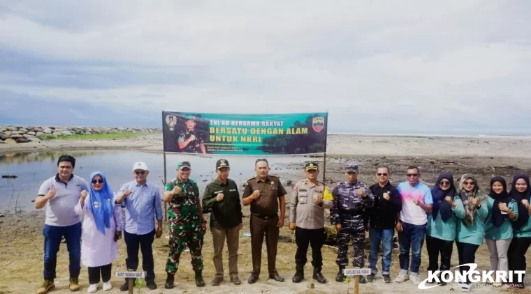Wakil Bupati Pasaman Barat dan Kodim 0305Pasaman Tanam 340 Bibit Pohon Mangrove di Muaro Sasak