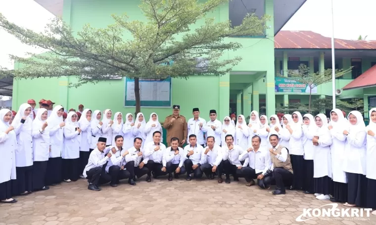 Wali Kota Zul Elfian, Menginspirasi Generasi Muda di MIN Kota Solok