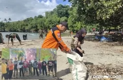 ALWI bersama LMI dan penggiat lingkungan bersih - bersih di pantai Gerangan Tulungagung