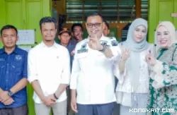Bupati Solok dan Keluarga Lakukan Pencoblosan di TPS 06 Singkarak