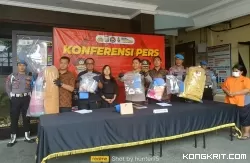 Kapolres Tulungagung didampingi Kasat Reskrim, Kasi Humas, Kanit PPA dan Kasi Propam tunjukkan BB saat press rilis di depan Mapolres setempat