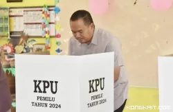 Mencoblos di TPS I Desa Kampung Baru, Partisipasi Yota Balad dan Keluarga dalam Pemilu 2024 di Kota Pariaman