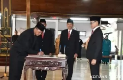 Didepan Pj Bupati Tulungagung, Sekdakab Tulungagung Terlantik menandatangani Berita Acara
