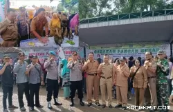 Sekretaris DKP bersama Forkopimca Pagerwojo foto bersama usai membuka GPM (Insert : Sek DKP bersama Forkopimca Pagerwojo meninjau salah satu stand binaan).