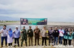 Wakil Bupati Pasaman Barat dan Kodim 0305Pasaman Tanam 340 Bibit Pohon Mangrove di Muaro Sasak