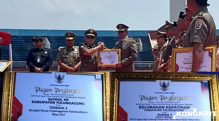 Keterangan foto kolase : Atas : PJ Gubernur Jatim menyerahkan penghargaan kepada Kasat Pol PP Tulungagung. Bawah : Dua piagam penghargaan yang diraih Satpol PP Tulungagung