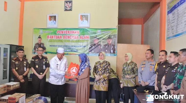 Bupati Pasaman Barat dampingi Kejati Sumbar dan Kejari Pasbar serahkan Bantuan Korban Bencana di Bancah Kariang Kinali